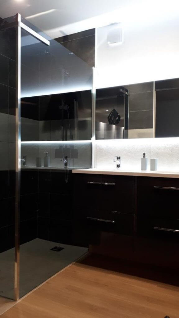 A black bathroom with character (1)