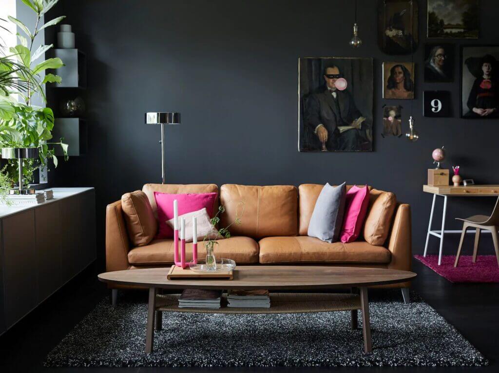 A black living room that dares to color (1)