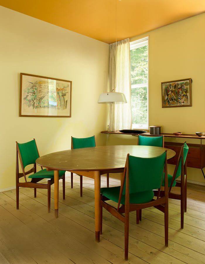 A dining room with a natural spirit (1)