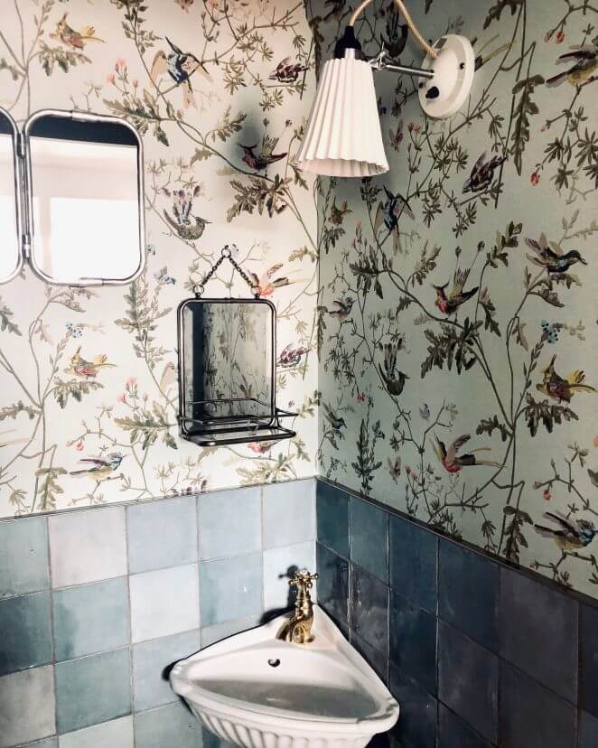 A floral wallpaper for a bathroom with a total retro look (1)