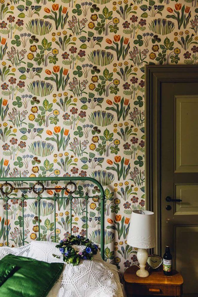 A floral wallpaper to have a vacation-style room at grandma's house (1)