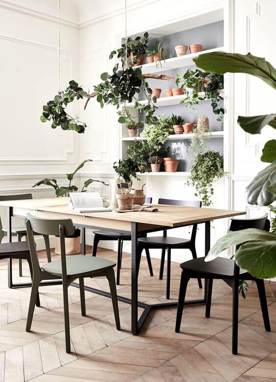 A large, friendly table with chairs as an alternative to the sofa (1)