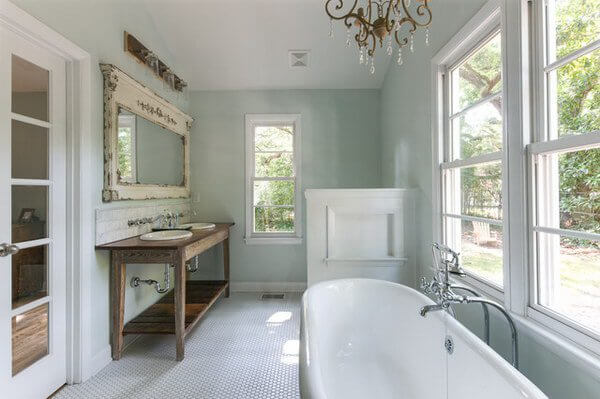 A large, spacious and bright bathroom (1)