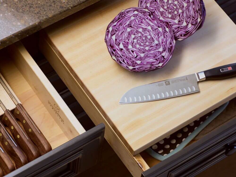 A retractable cutting board (1)