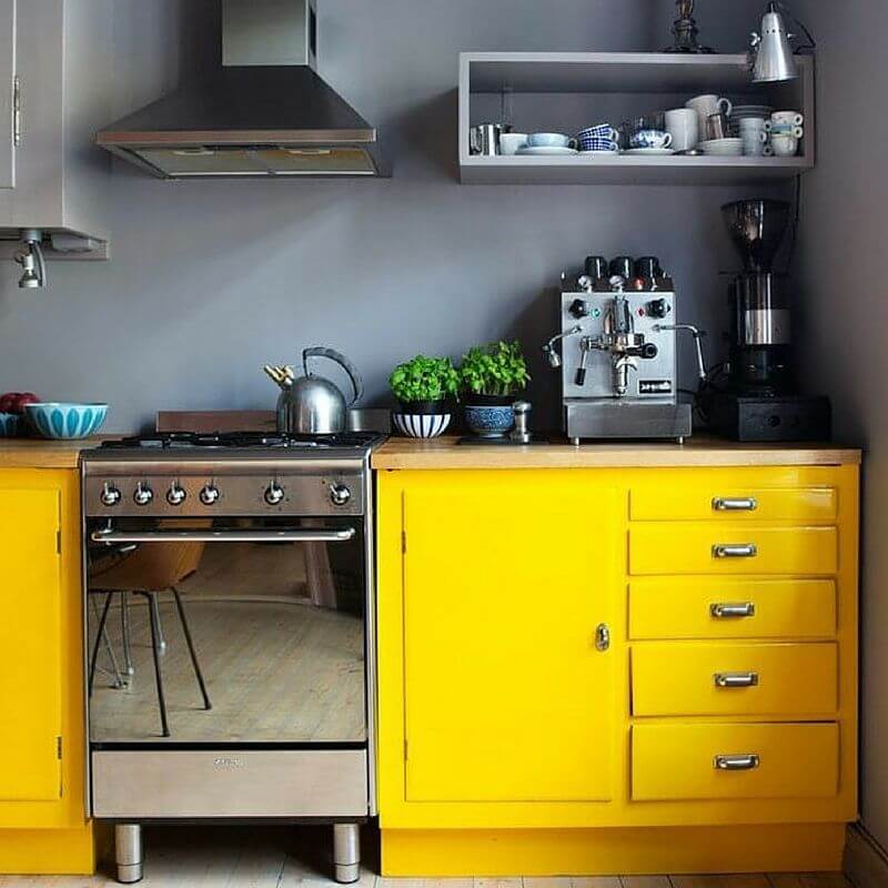 A touch of yellow in a gray kitchen (1)