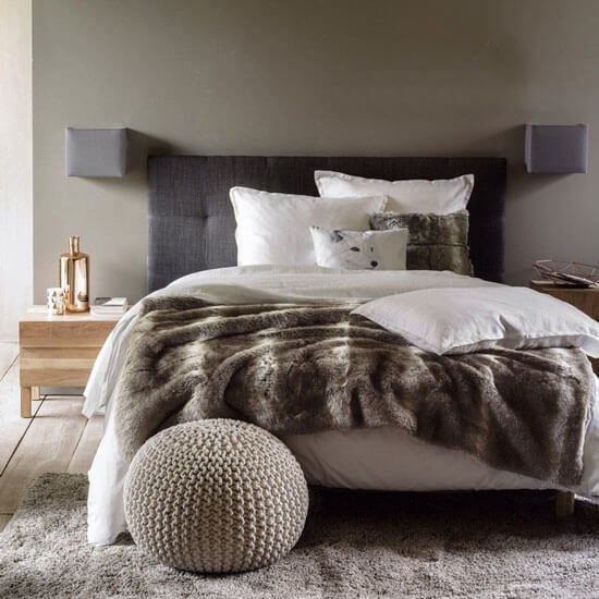 Arrange a blanket on your bed to reinforce the cocooning side (1)