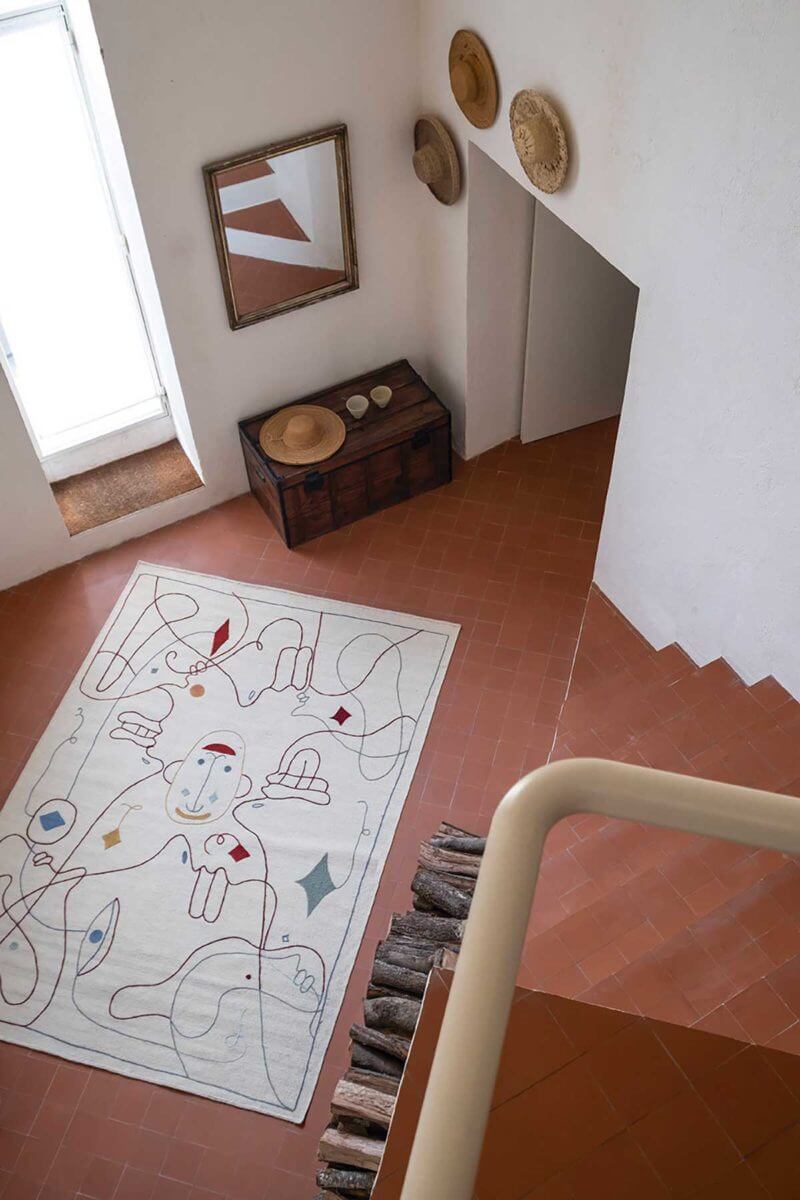Contemporary ecru rug with drawing (1)