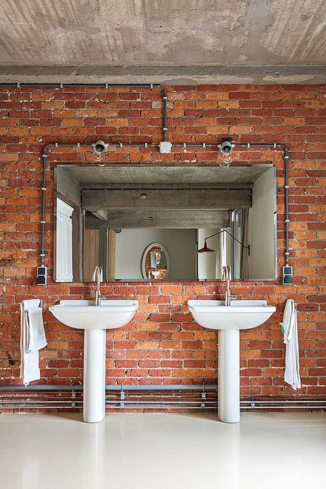 Enrich your bathroom with an industrial light