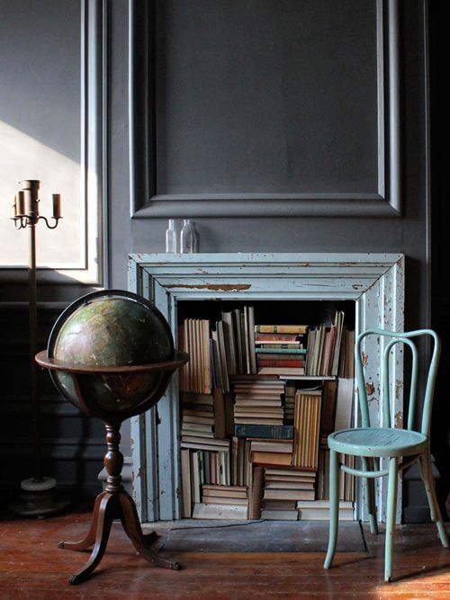 Install the library in its false fireplace (1)