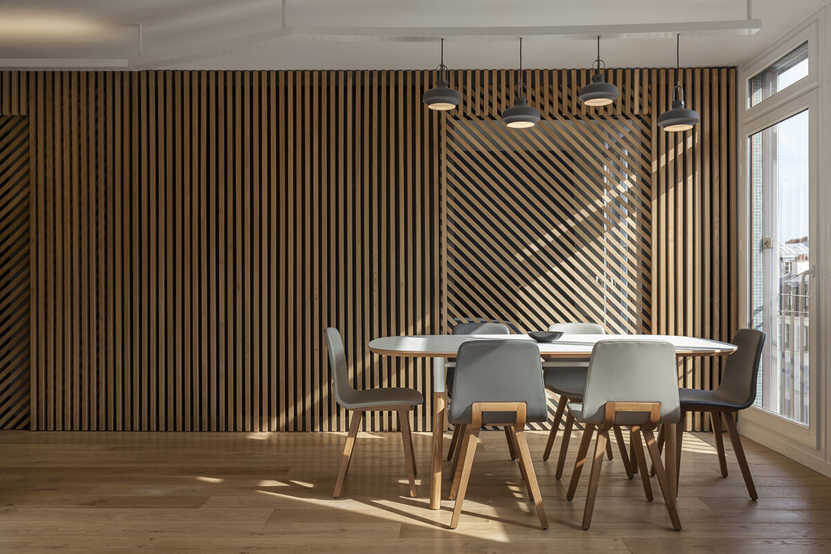 Interior wall cladding with wooden battens (1)