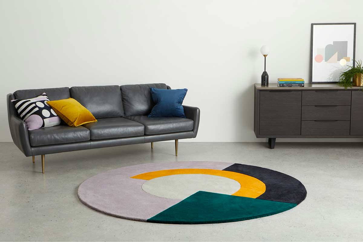Large round rug with modern design (1)