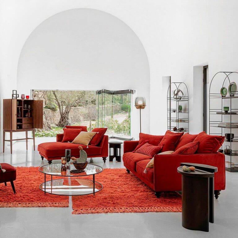 Living room with chaise longue and red sofa (1)