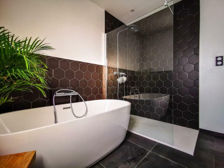 Modernize terracotta tiles for a contemporary bathroom (1)