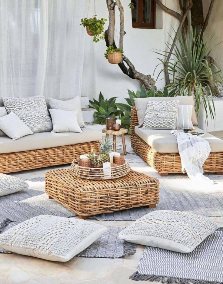 Rattan coffee table with couches (1)