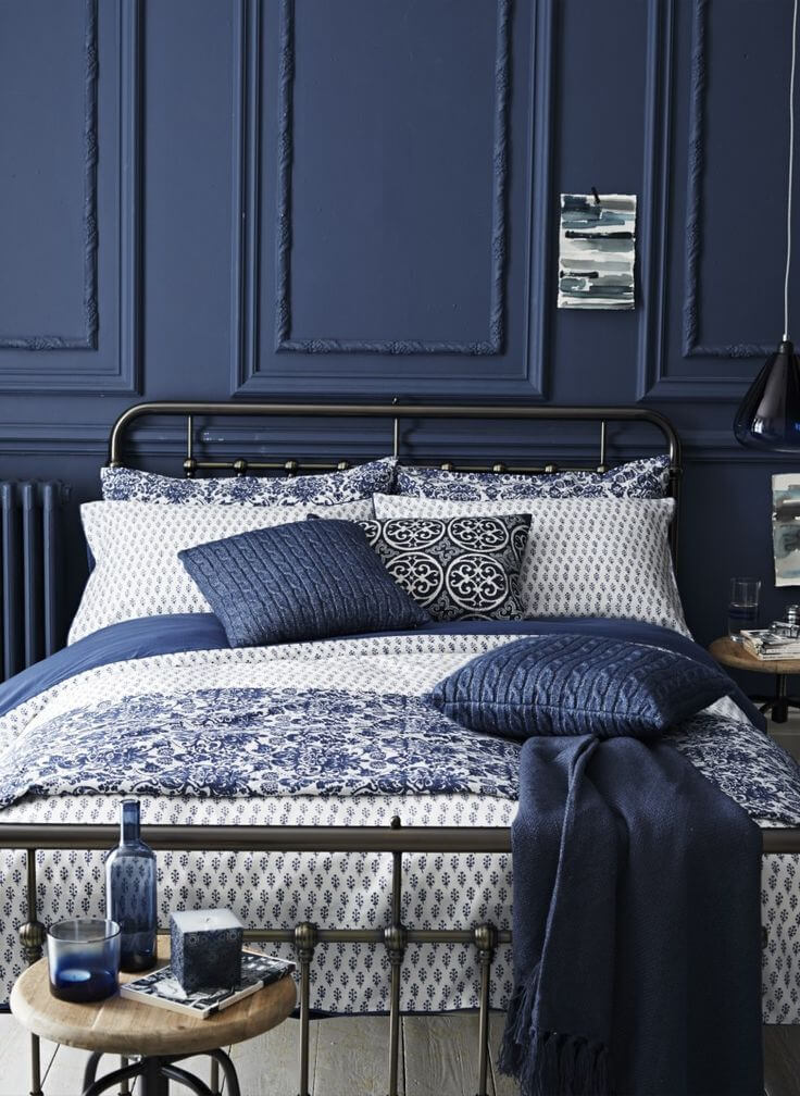 The elegance of a blue bedroom (1)