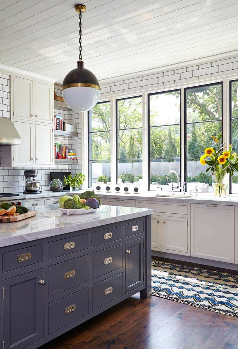 12 Ideas of Kitchens Which Made Their Windows a Real Decorative Asset (1)