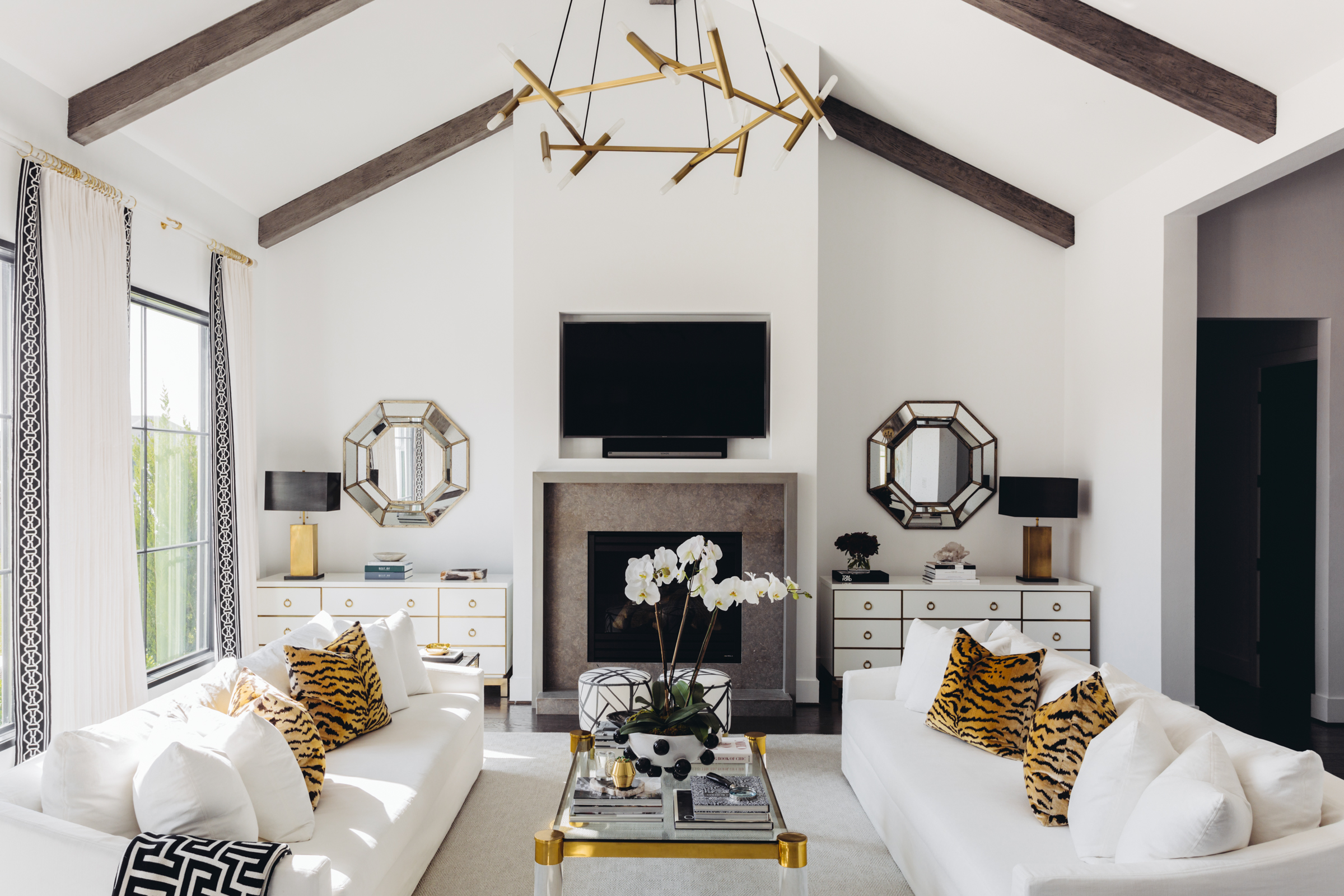 25 Ways to Decorate a White Monochrome Living Room