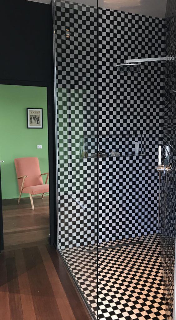 A bathroom with a checkerboard (1)