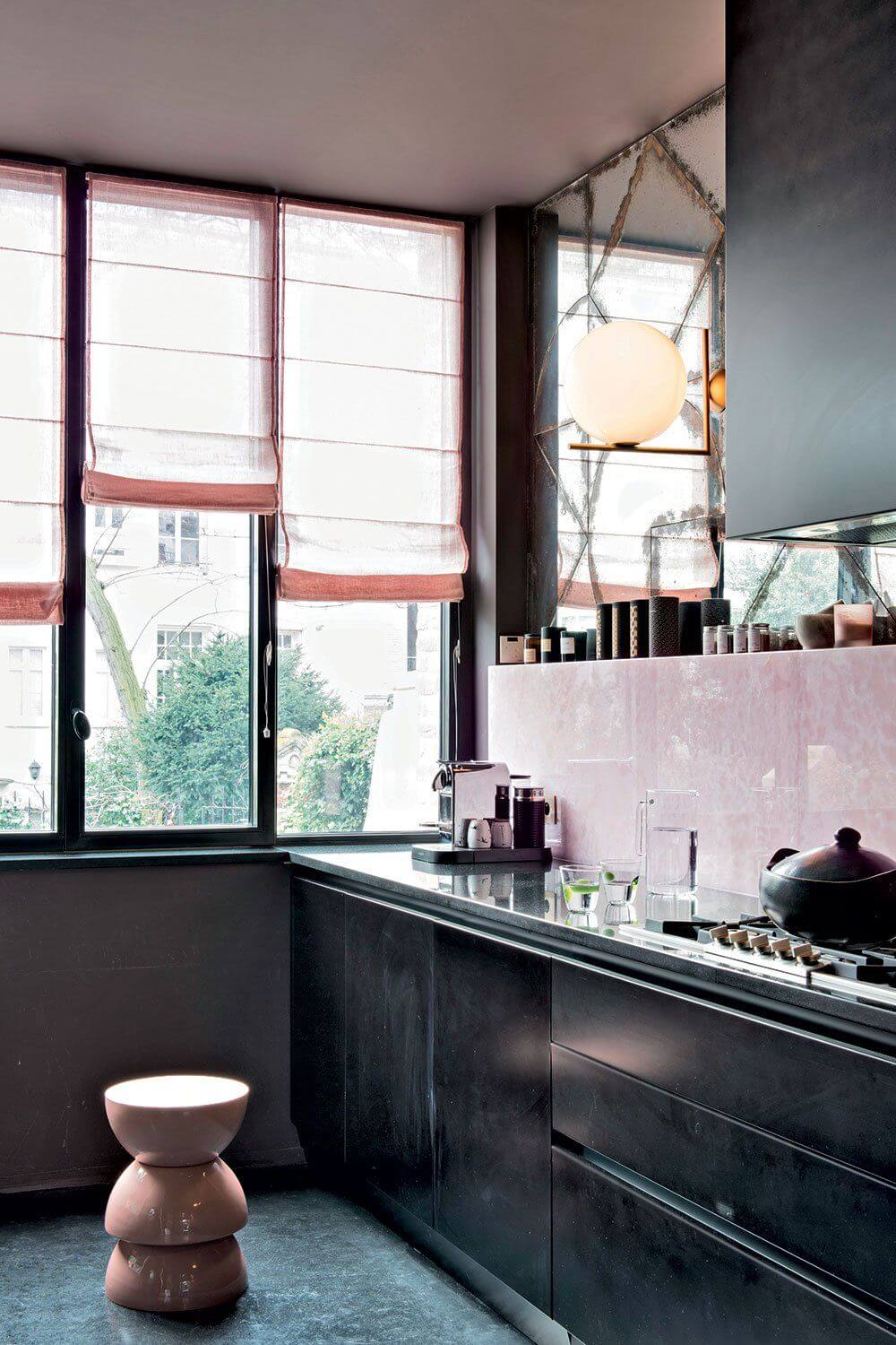 A black and pastel pink kitchen (1)