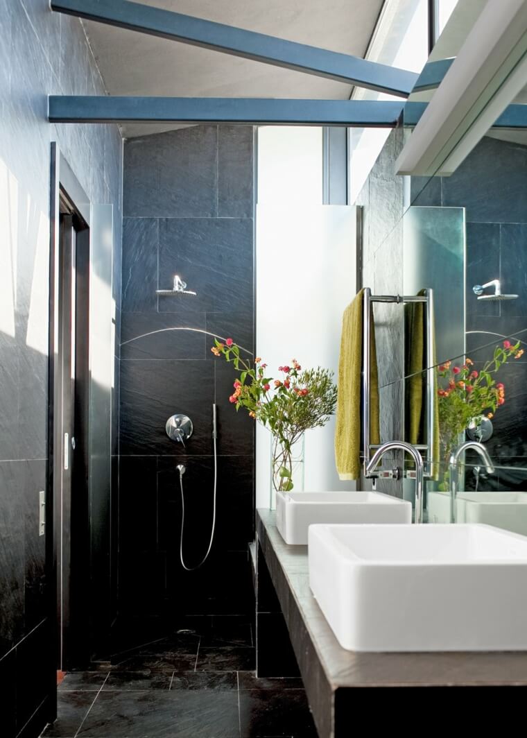 A black and white bathroom bathed in light (1)
