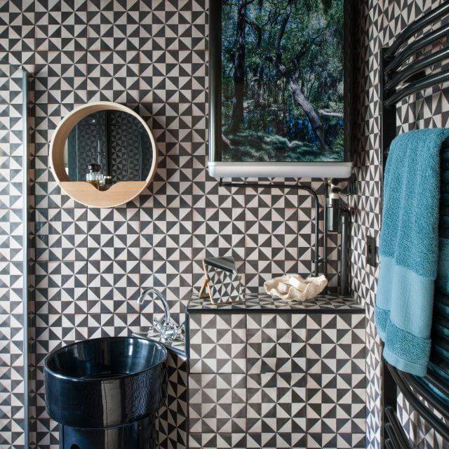 A black and white bathroom with a graphic look (1)