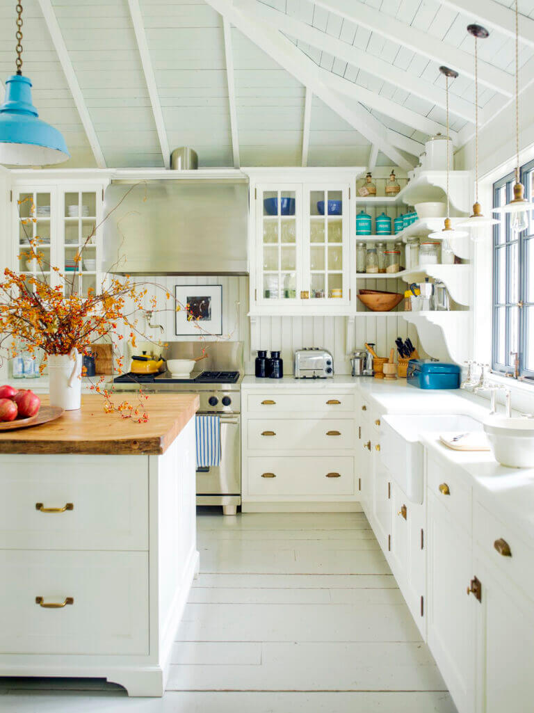 A bright kitchen for a cottage style (1)