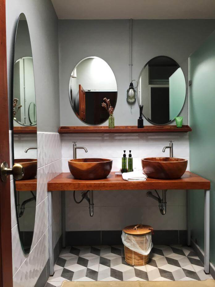 A cabinet with double sinks (1)