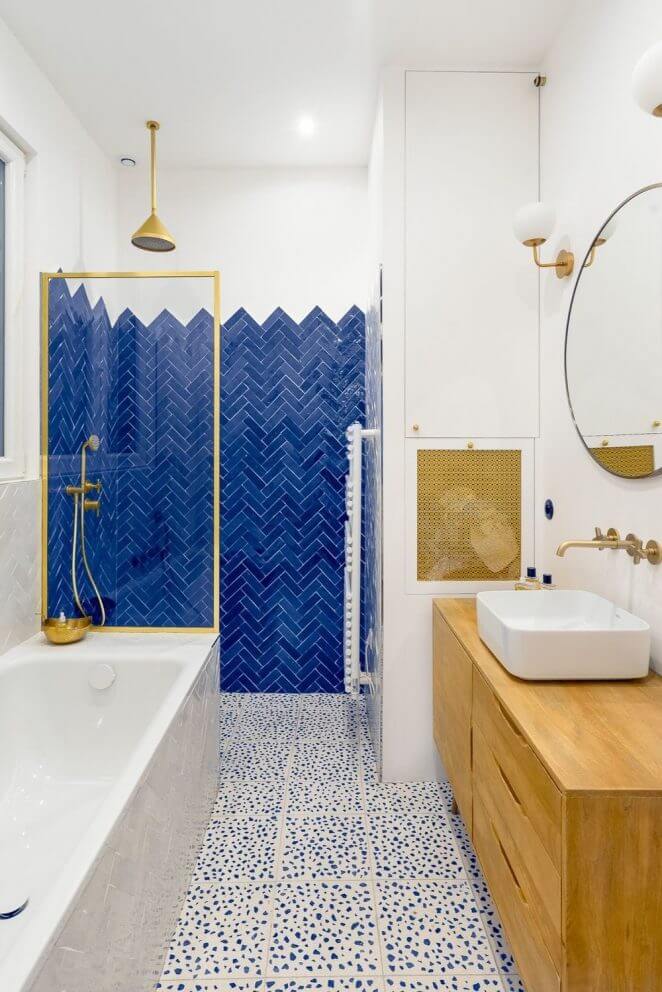 A dynamic and chic blue bathroom (1)