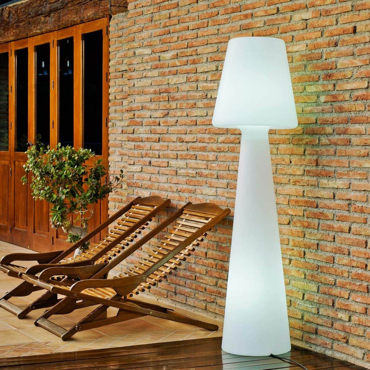 A floor lamp for a characterful exterior (1)