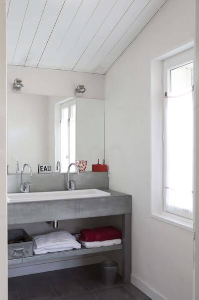 A natural and refined bathroom (1)
