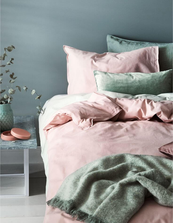 A pink and green bedroom in a snap with a few accessories (1)
