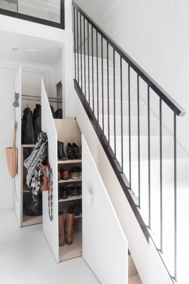 A sliding wardrobe over the stairs (1)