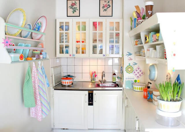 A small kitchen enlivened by pastel tones (1)