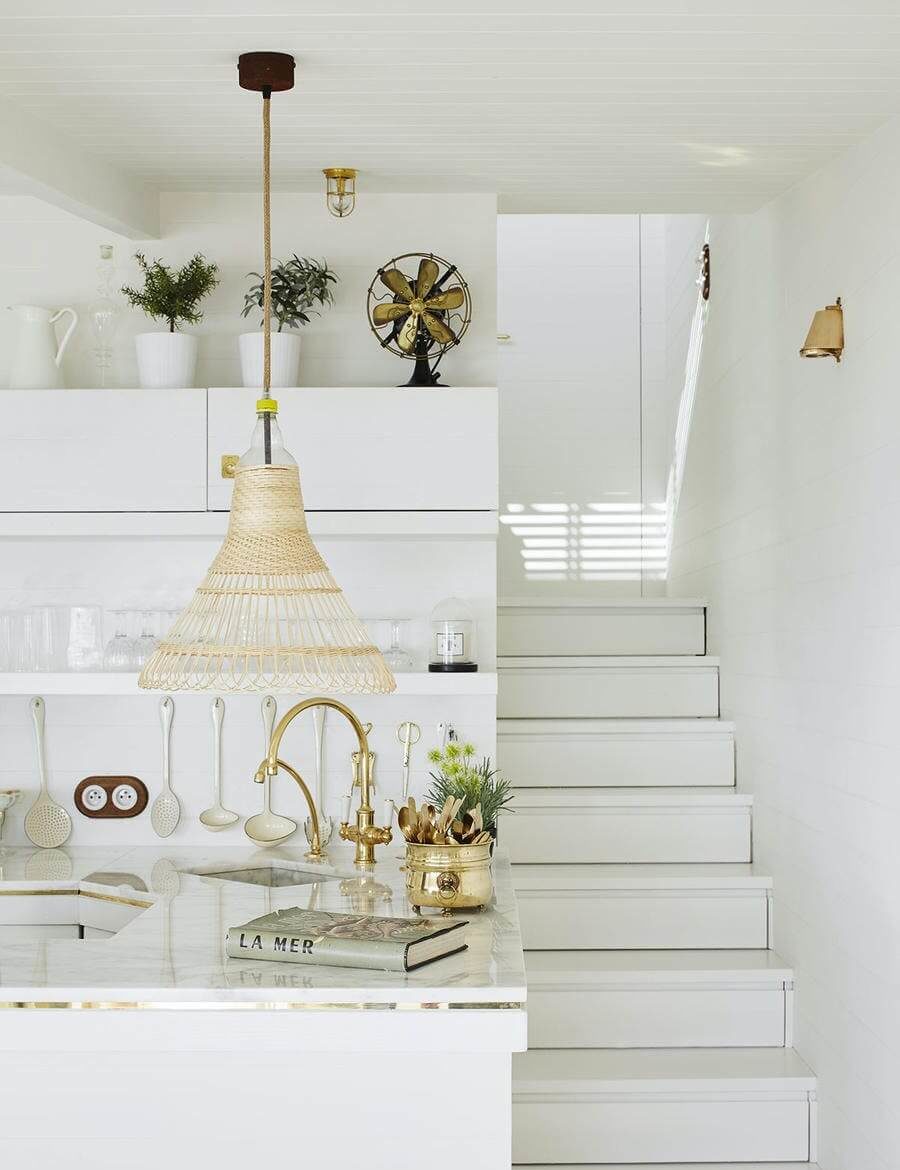 A white and golden kitchen (1)