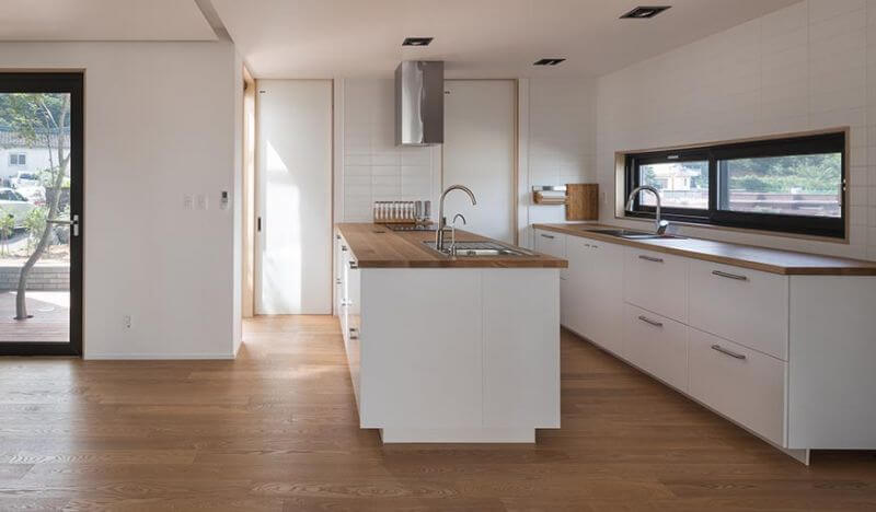A white and minimalist kitchen (1)