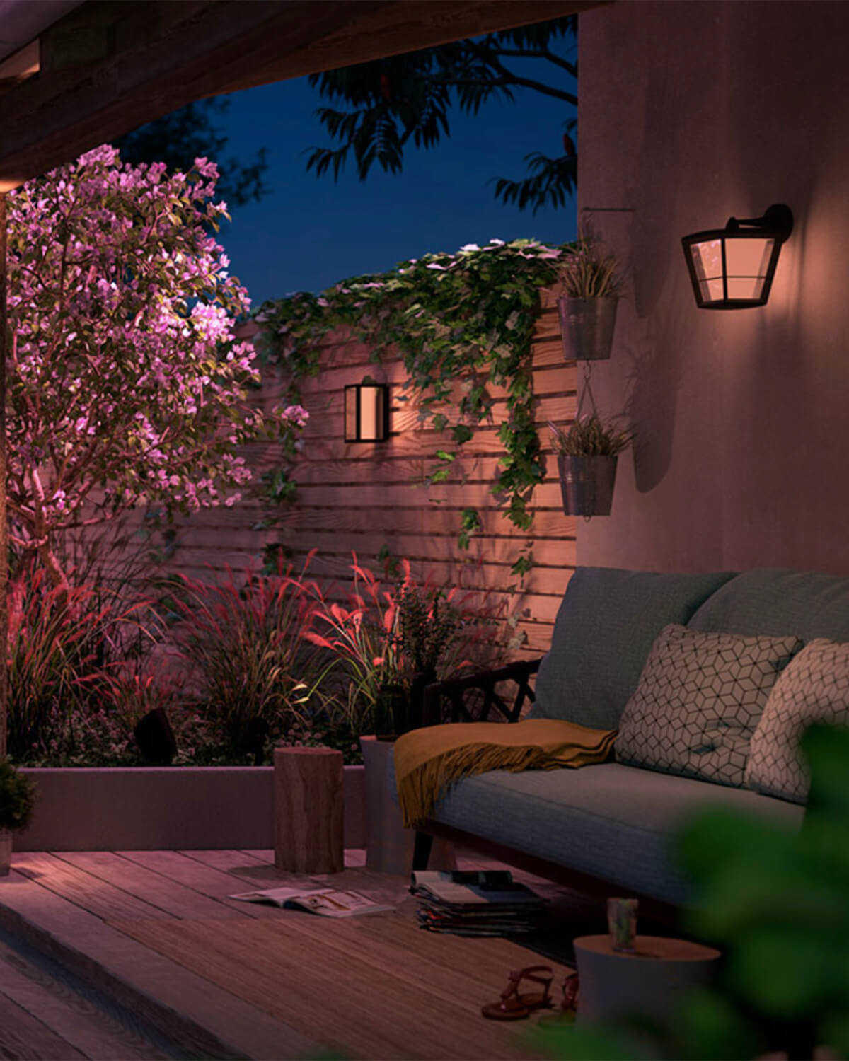 Combine business with pleasure with connected lighting on your balcony (1)