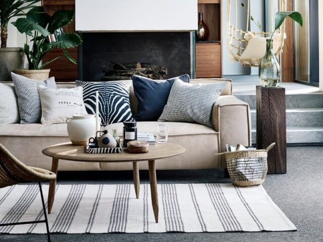 Cushions and a rug for an ethnic atmosphere in the living room (1)
