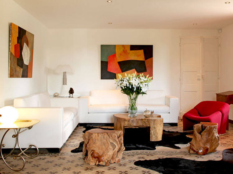 Enlarge the room with a white sofa (1)