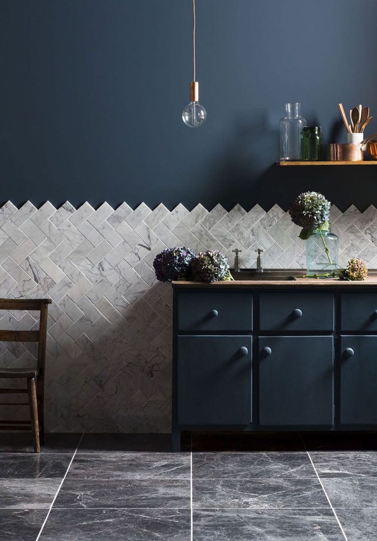 For an intimate and warm interior, we opt for dark shades in his blue kitchen