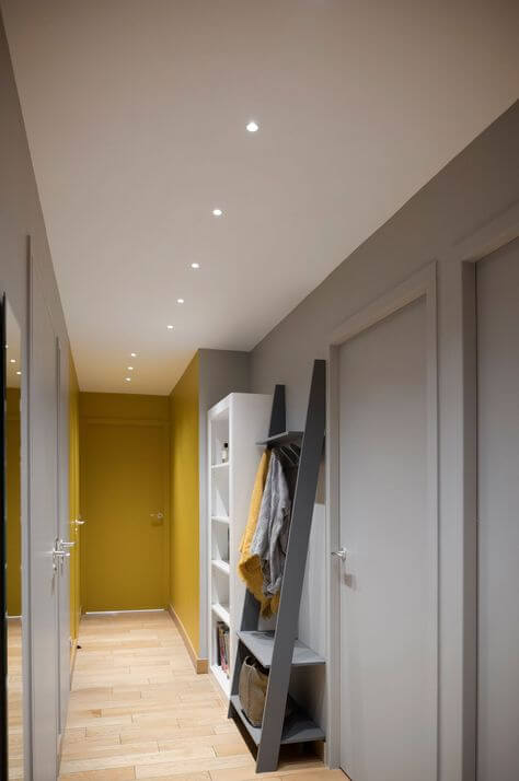 Give rhythm to a hallway with yellow paint (1)
