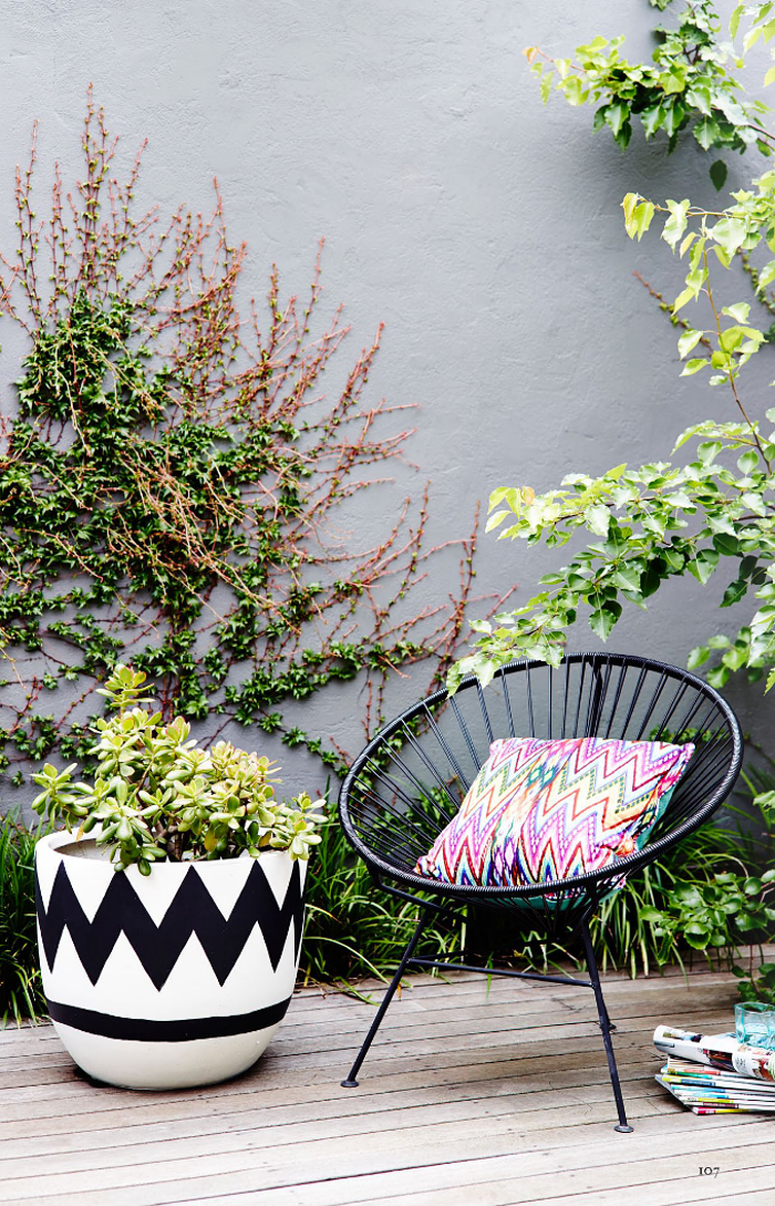 Graphic and colorful elements for an original terrace