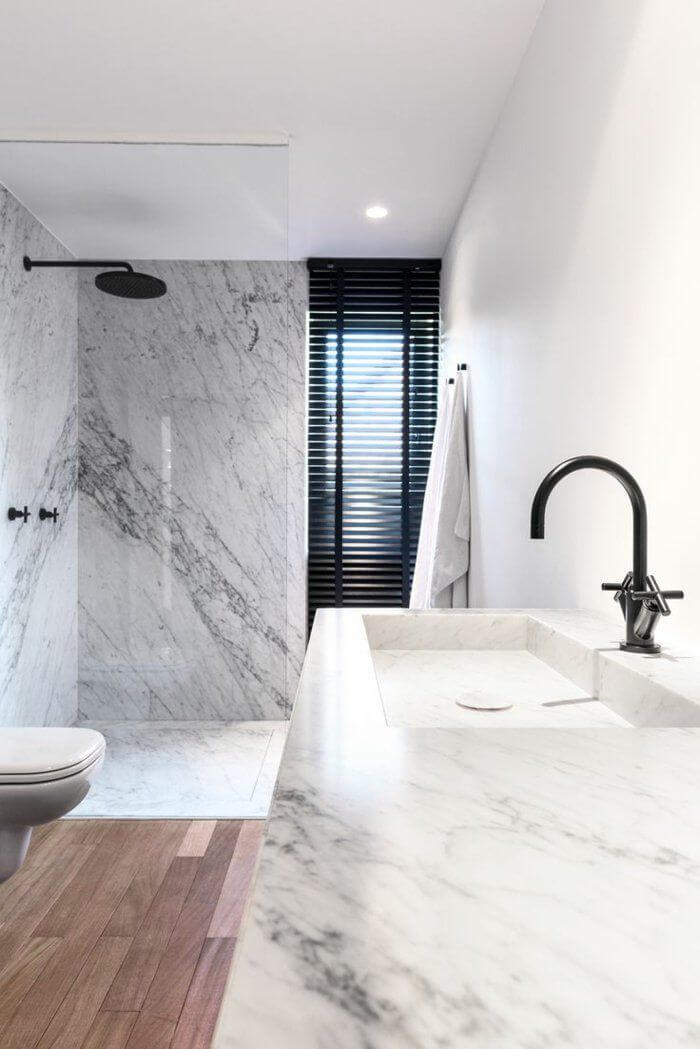 Marble for a simple bathroom (1)