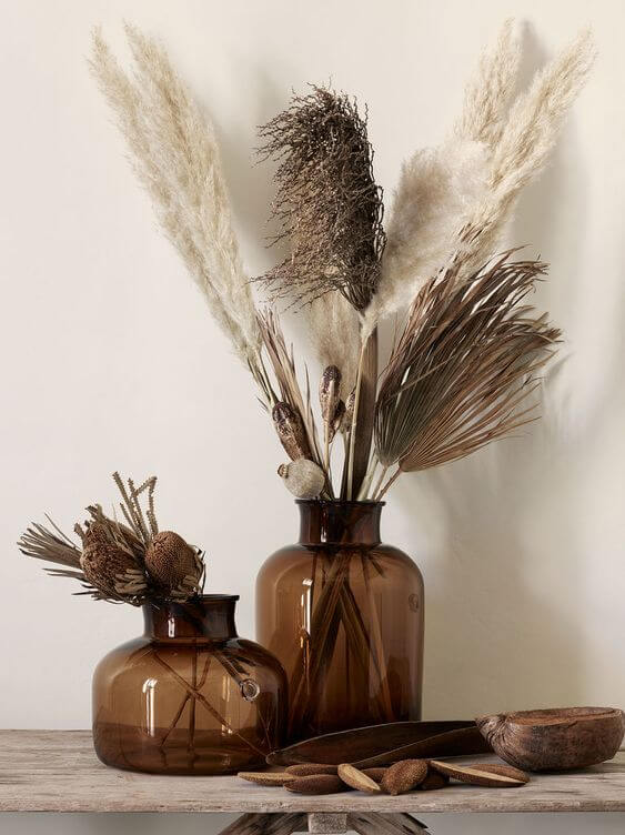 Pampas grass accompanied by other dried flowers (1)
