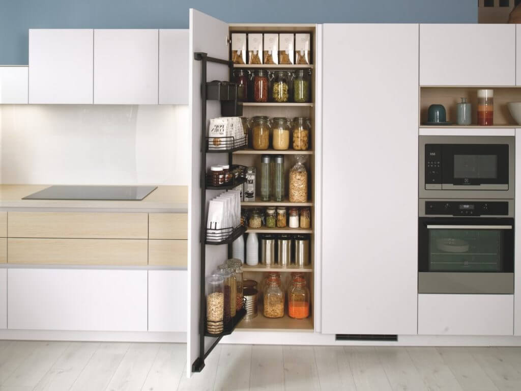 Pantry mounted on casters (1)