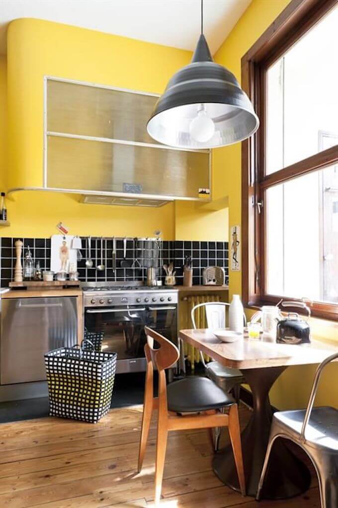 Small touches of mustard yellow in the kitchen for a guaranteed retro feel (1)