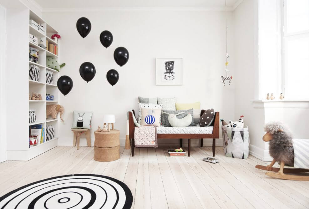 Touches of black to structure the child's room (1)
