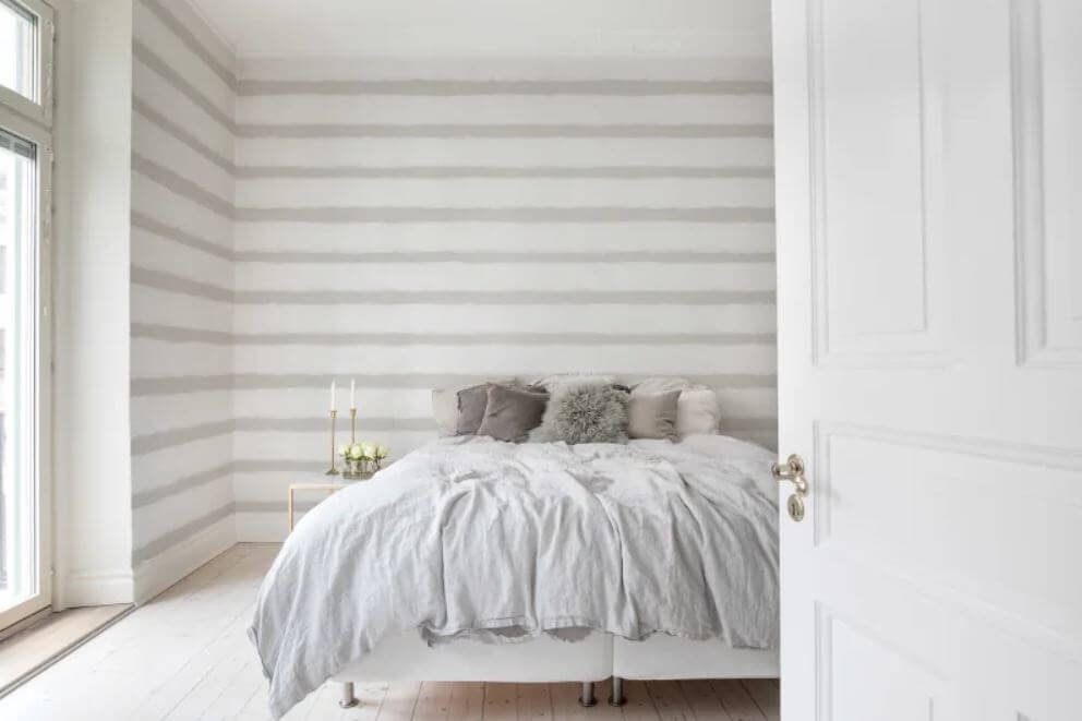 Wallpaper perfectly highlights the volumes of this gray bedroom (1)