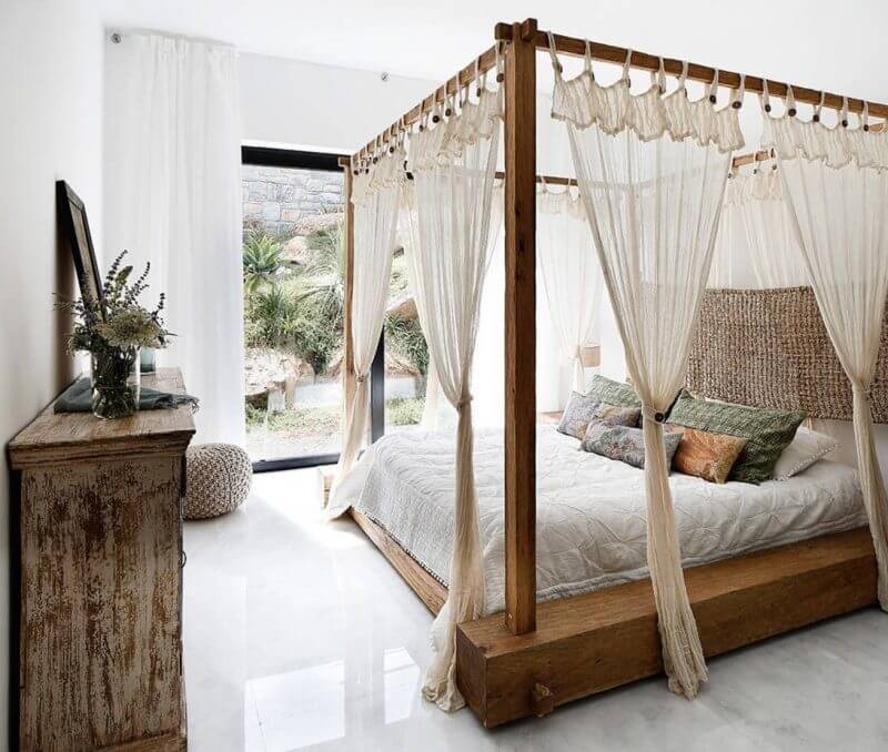 A large four-poster bed to feel good (1)