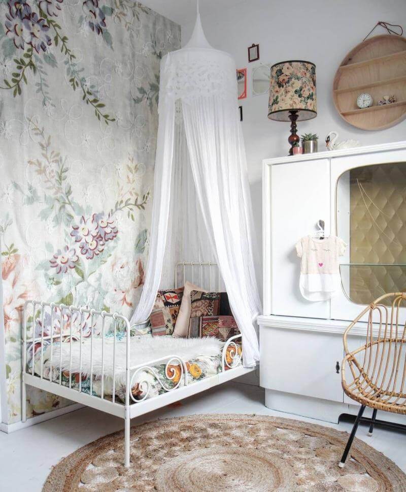 A mini canopy in the child's room (1)