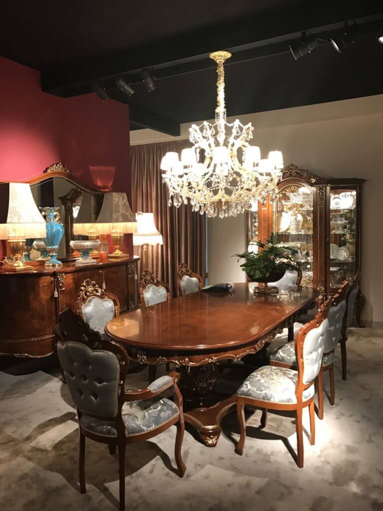 A traditional and luxurious dining room (1)